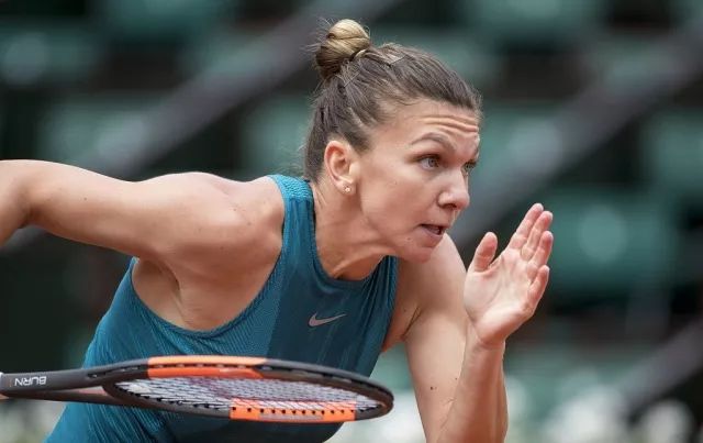 西班牙足协主席强吻女球员 或将就此辞职