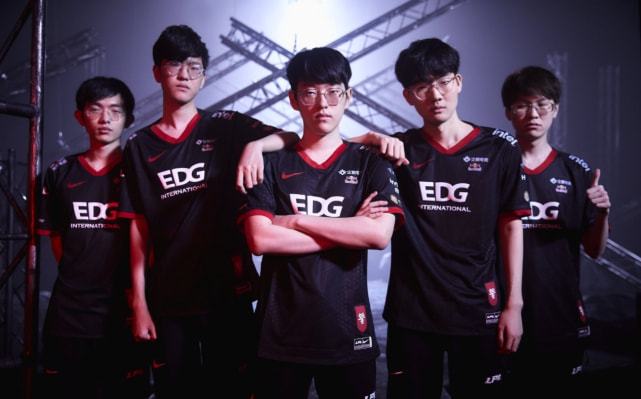 随着社交媒 随着社交媒